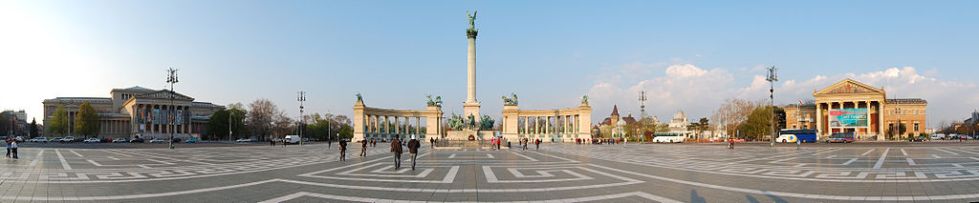 1024px-Heroes_Square_Budapest_2010_02