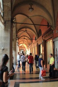 512px-Bologna_-_busy_arcade